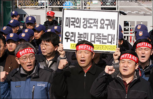 한미FTA 농축수산 비상대책위원회 소속 농민들이 19일 오전 과천 정부청사 앞에서 농업 고위급회담이 진행된 것에 항의하며 한미FTA 협상 중단을 촉구하는 단식농성에 돌입했다. 
 